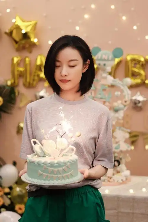 短发的倪妮挺温柔的,穿t恤搭配绿色短裤,中性风不掩少女感