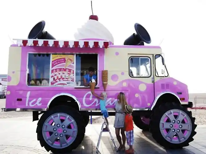 英巨型冰淇淋车免费派送超大甜筒 需双臂环抱捧食-中新网