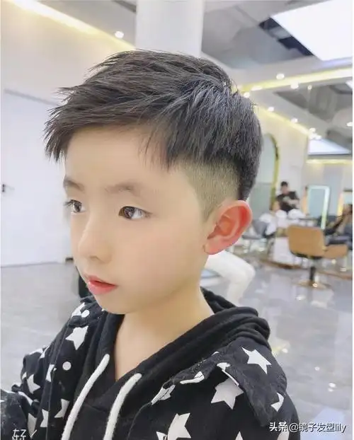 小男孩的发型图片短发 潮流(14款个性又帅气的小男孩发型)