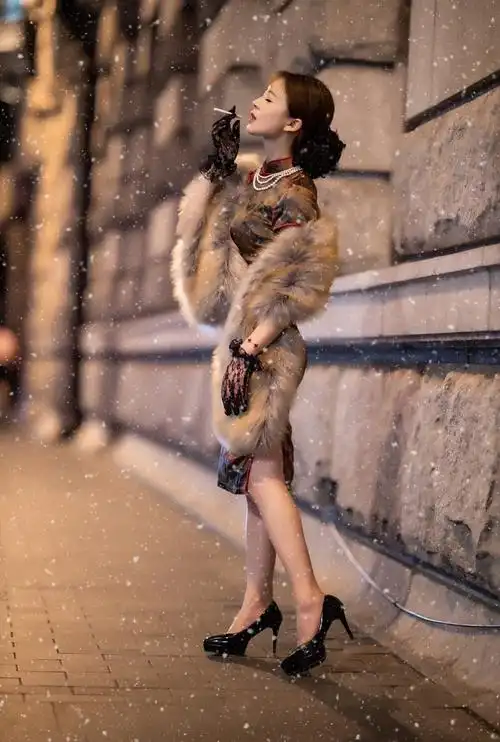 霓虹灯下旗袍美妇