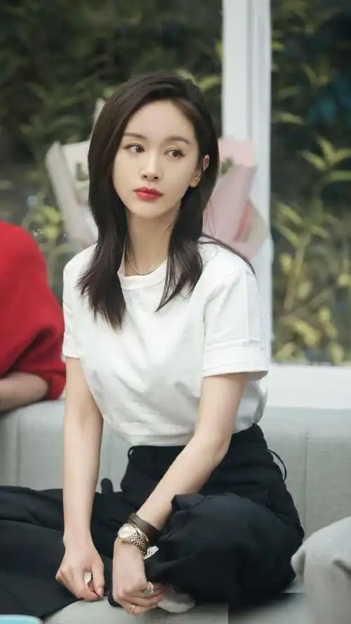 1987年2月28日出生于四川省成都市,中国内地影视女演员王子文(olivia)