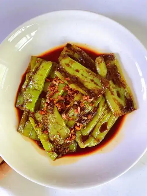 02食材:辣椒,蒜末03做法:11566先调个料汁:碗里放两勺生抽,一