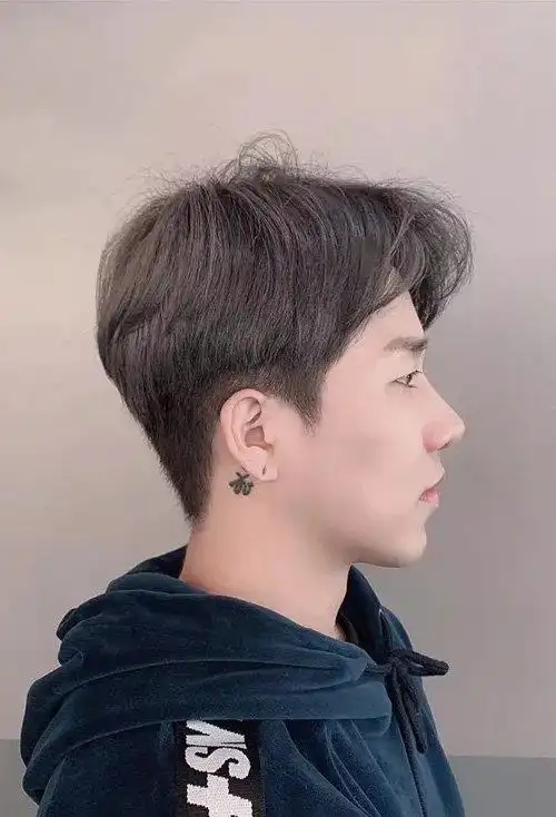 男生短头发梳中分造型图片