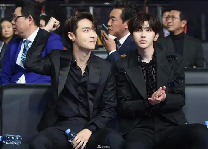 张艺兴蔡徐坤活动同框台下相谈甚欢