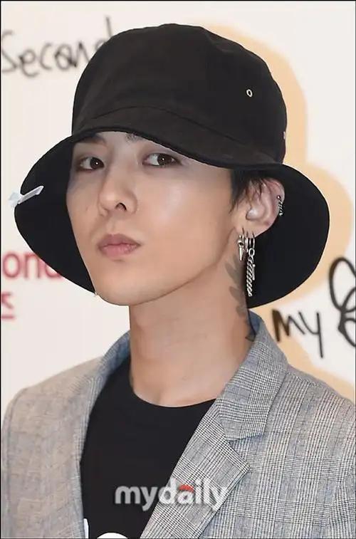 权志龙亮相引围观 戴帽子遮眼气质不羁_新浪图片