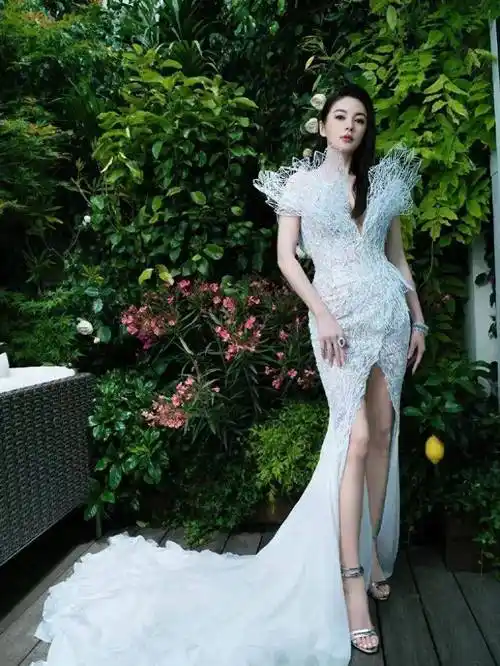 张雨绮富有且慷慨穿深v礼服秀傲人事业线魔鬼身材性感火辣