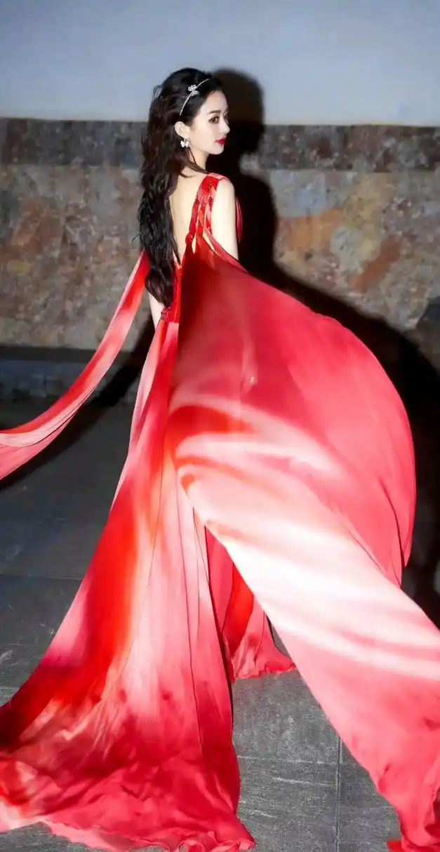 美女赵丽颖,一袭红色礼服,结过婚的女人真的好有韵味,感觉特别迷人.