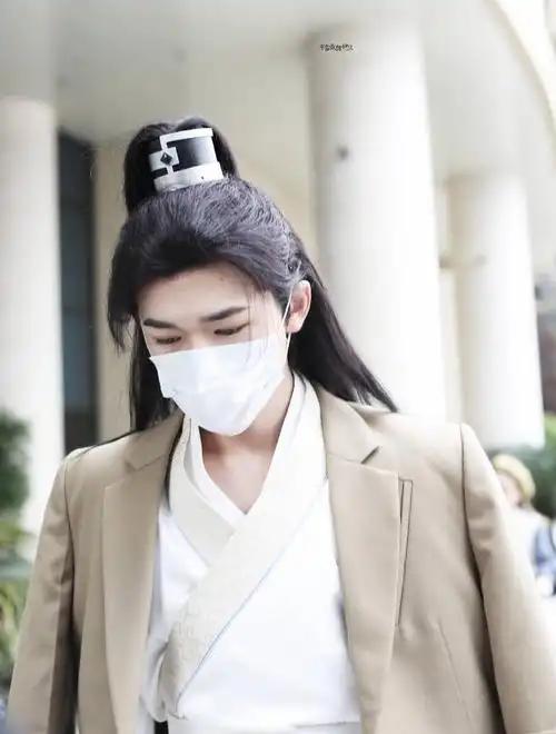 宋亚轩扎高马尾古风十足 穿白袍化身古风美少年