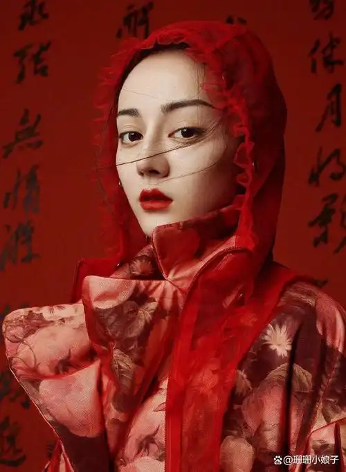 迪丽热巴穿红色刺绣礼服超靓丽!雪肤玉貌异域风情美爆了