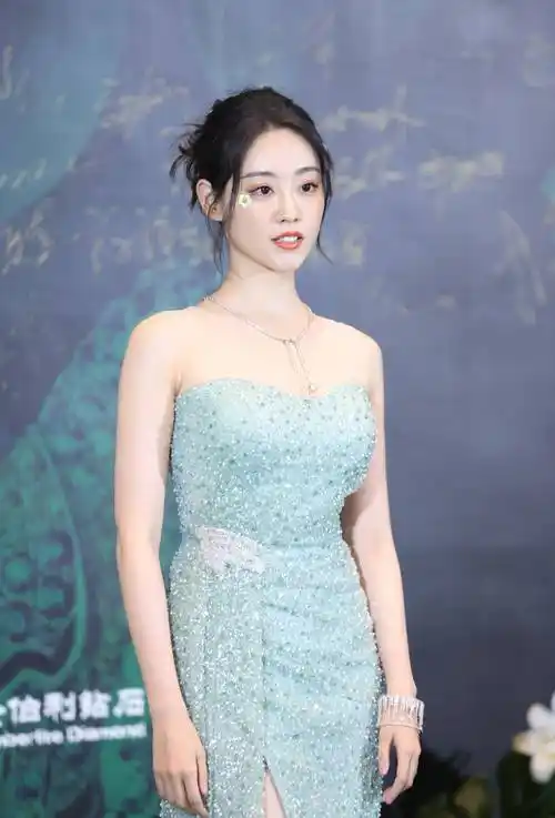 祝绪丹穿碎钻礼服出席夜宴,侧颜美腿吸睛,嘴含花朵妩媚动人!