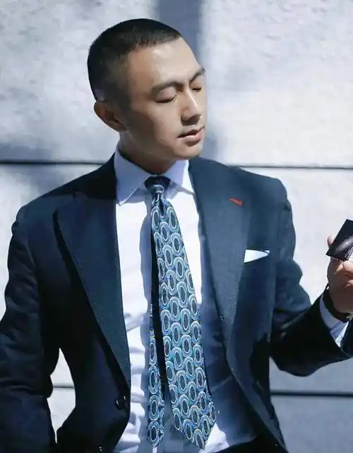 为什么许多50岁的男人,不管换什么发型,依旧油腻老气?