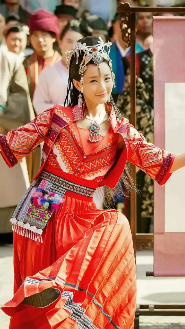 《媚者无疆》李一桐最漂亮的两个造型:粉衣温柔,红衣惊艳!