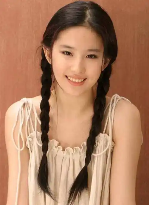 看来刘亦菲年轻时的照片,感觉她不当爱豆实在太遗憾了_天花板_角色_几