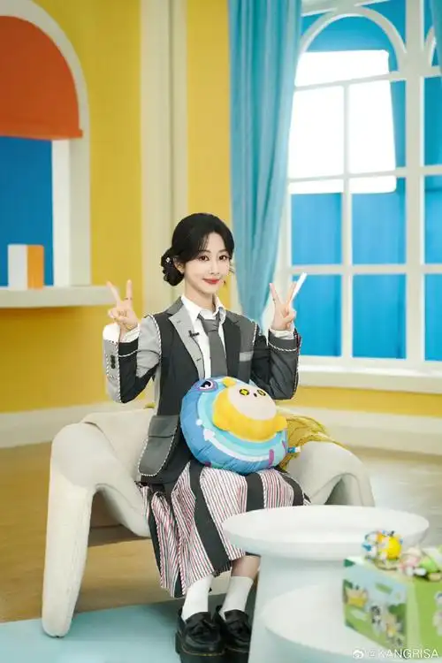 我只能握住拳头,打向自己的肚子,帮自己出口饿气#杨紫