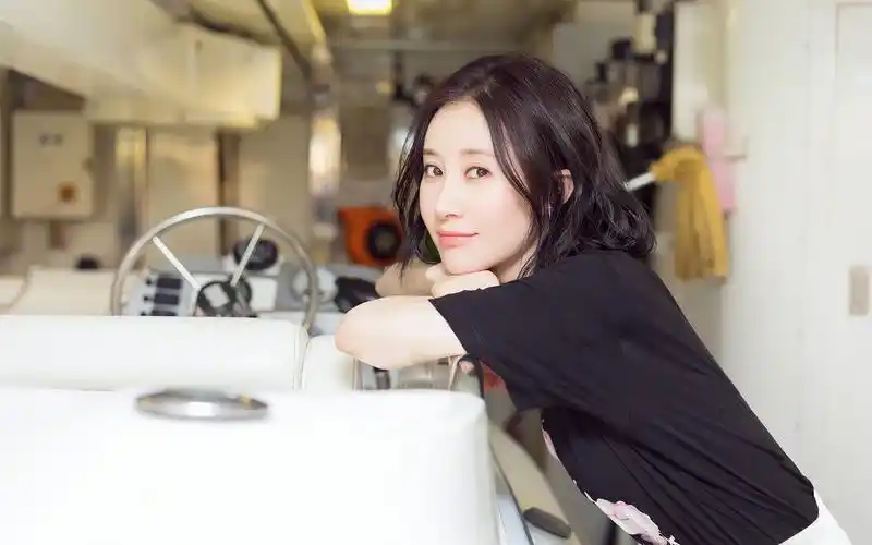 舒畅清新短发恬静写真高清桌面壁纸-大陆明星-手机壁纸下载-美桌网