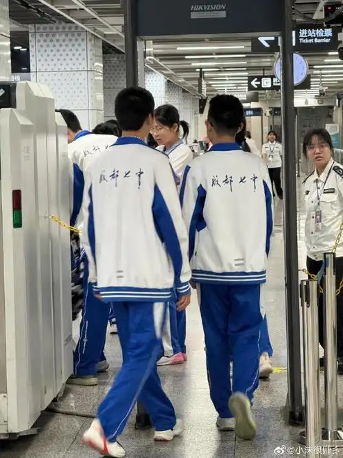 四川人才懂成都七中这身校服的含金量!