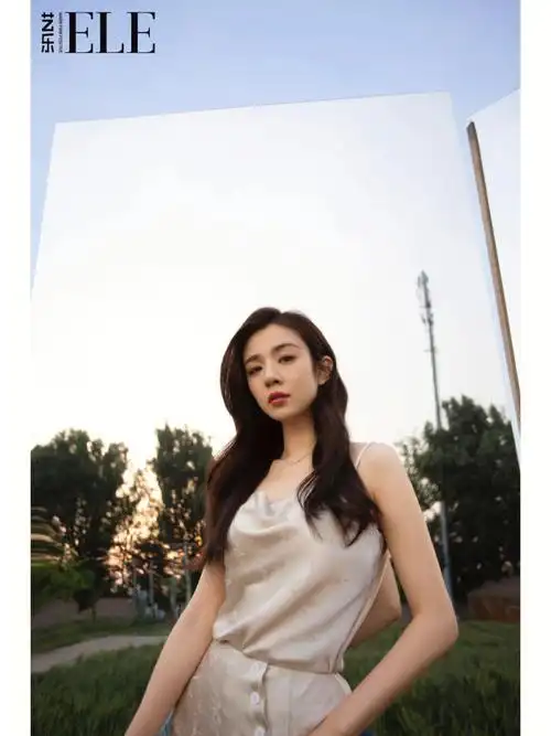 王晓晨身着thebalans夏季新款拍摄杂志大片