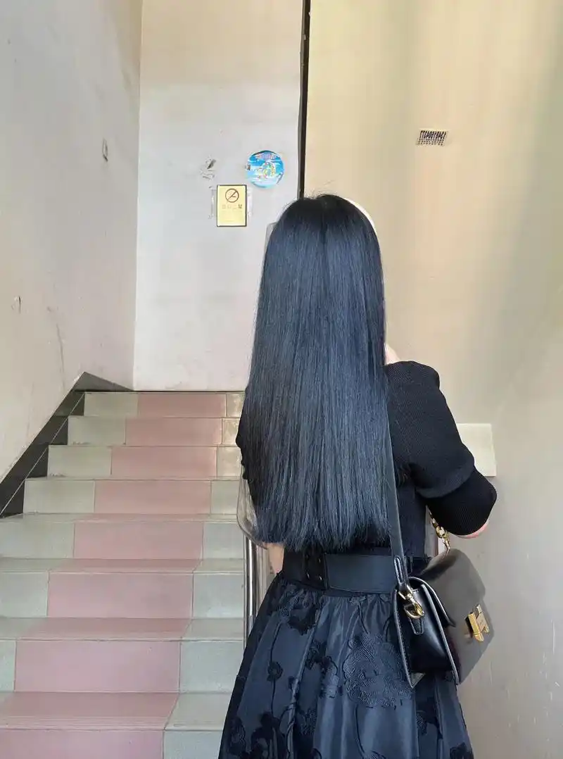 年纪越大越喜欢黑色的头发7815#长发及腰 #背影 #黑色系 # - 抖音