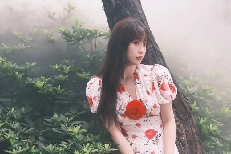 虞书欣玫瑰长裙造型复古 置身森林唯美氛围感十足