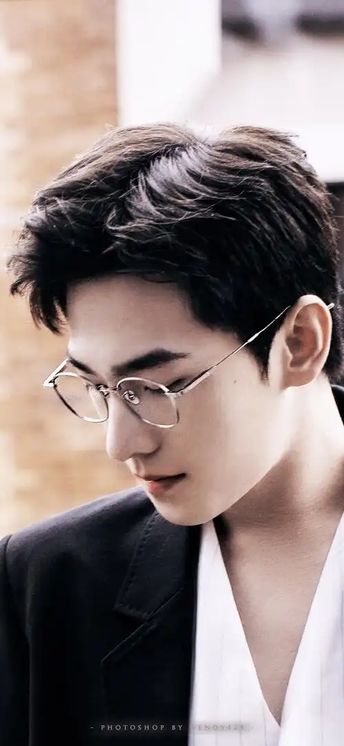 在线球姐妹给我杨洋戴眼镜的剧照做手机桌面