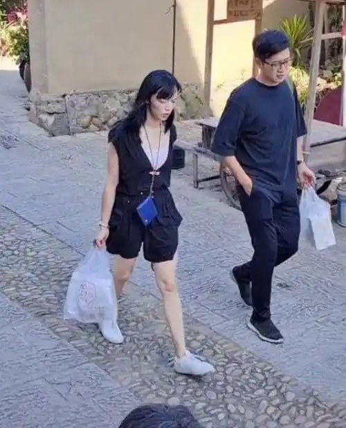 原创姚晨现身村口真实素颜曝光与精修图差距大路人直言没认出来