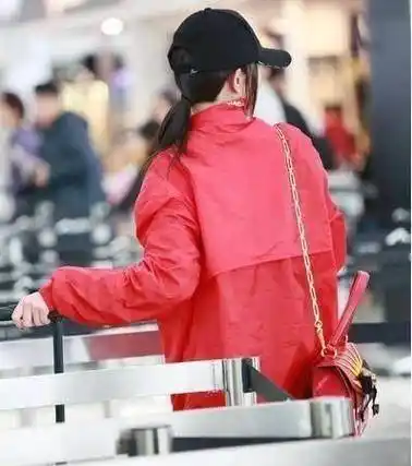 杨幂机场挥手与小糯米告别,看着女儿远去的背影更是依依不舍_刘恺威