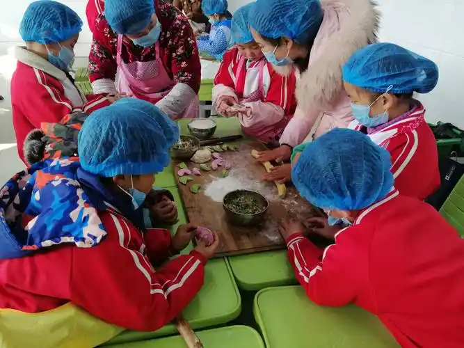 "冬至到,吃饺子"——记驻马店市第三十七小学一(1)班开展包饺子亲子