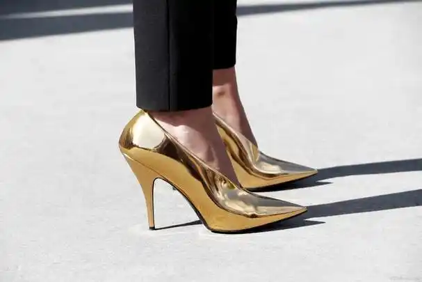 然而,高跟鞋的高度和形状往往让许多女性在享受美丽的同时,也承受着