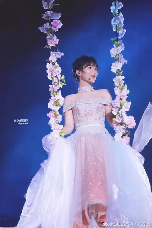 杨紫全能明星##杨紫露肩樱花粉裙
