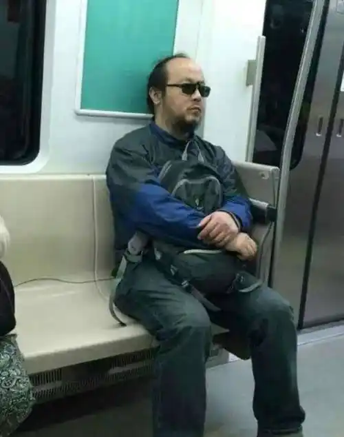 51岁窦唯现身快餐店,剃发刮胡子帅气重现,一听手机点餐选择放弃_网友