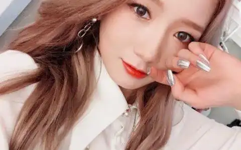 孟美岐写真照牛奶(孟美岐14岁会拍牛奶照)