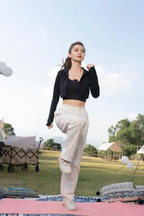 组图杨颖最新运动风写真释出露灿笑秀优越腹肌好阳光