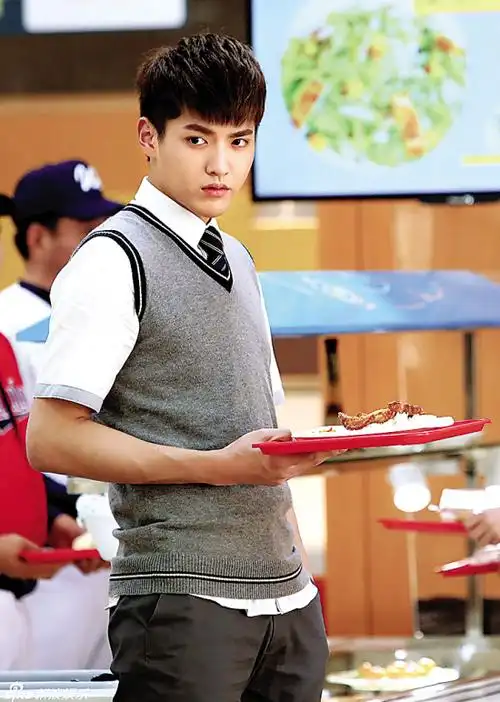 日前低调开机,男女主角吴亦凡,刘亦菲穿上高中校服回到18岁校园生活