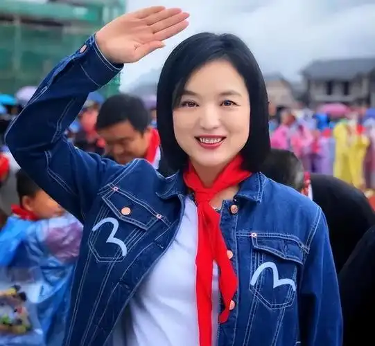 歌手白雪:当红时嫁给富豪,二婚带娃嫁给原艺,如今过得怎样?