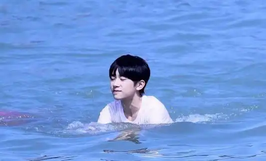 问: 有没有易烊千玺穿着白色衬衣站在海边的照片呀,求分享