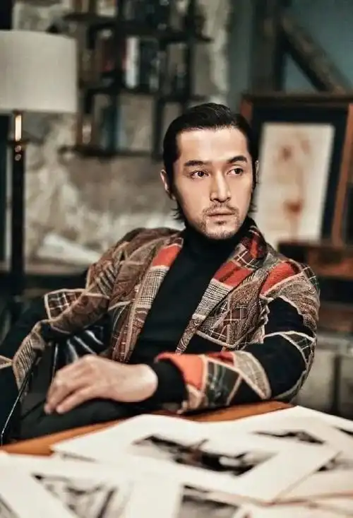 胡歌背头造型加络腮胡荷尔蒙爆表艺术气息十足尽显男人味