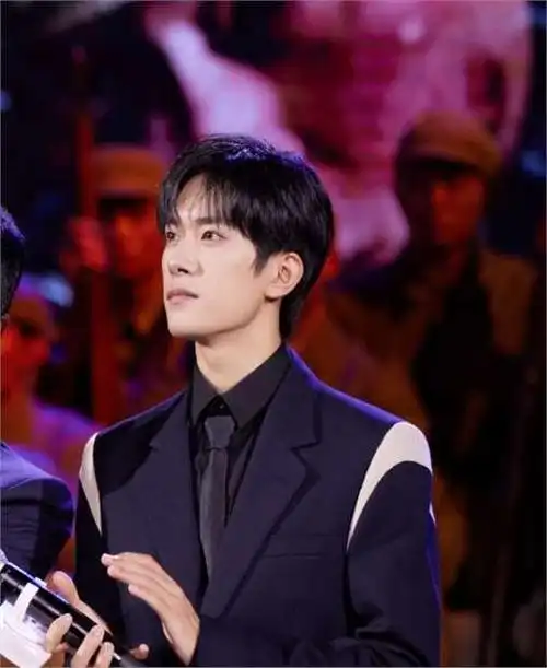 出生于农村,打工妹培养出的笨小孩易烊千玺,离不开妈妈的豪赌