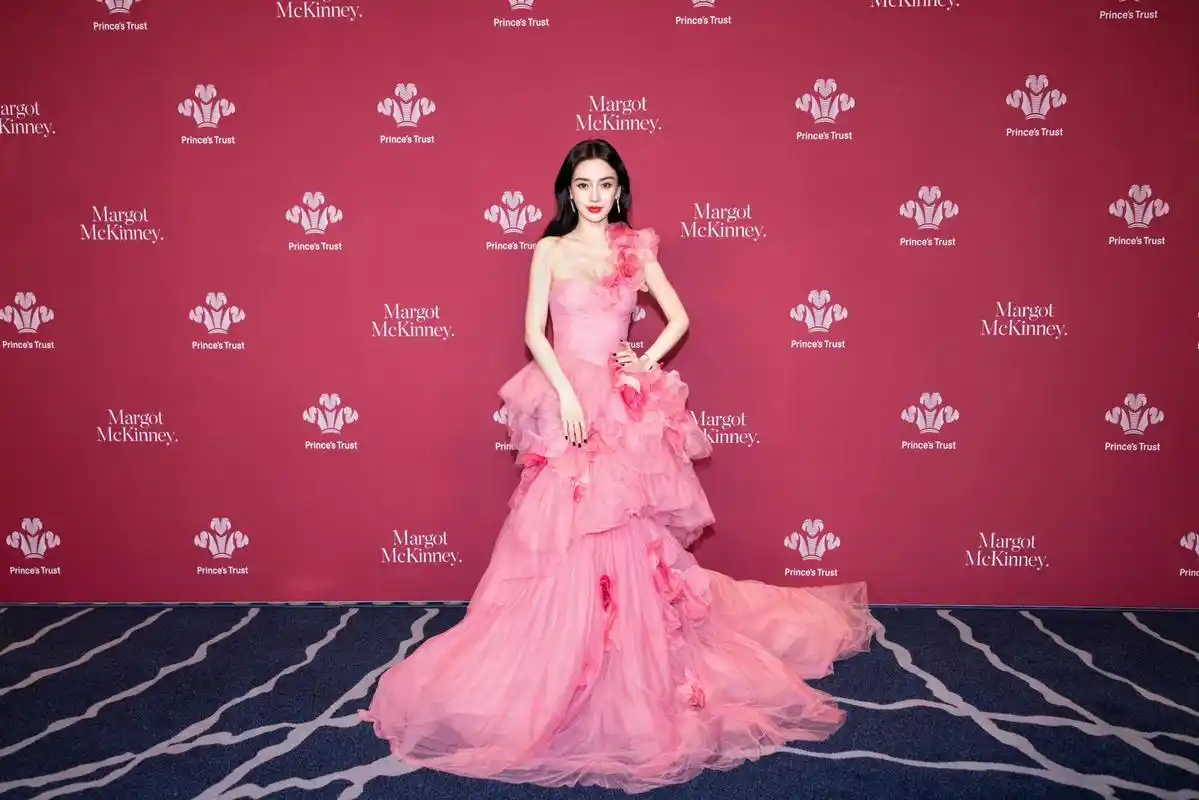 angelababy粉色花朵纱裙 镁光灯下粉雾萦绕