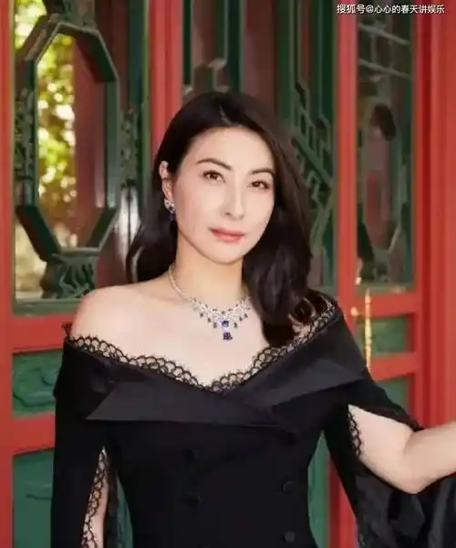 郭晶晶的面相三庭匀称,颧骨被肉包裹起来,面相宽,额头脸颊都很饱满