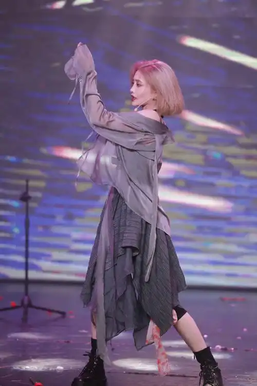 许佳琪舞台照好美