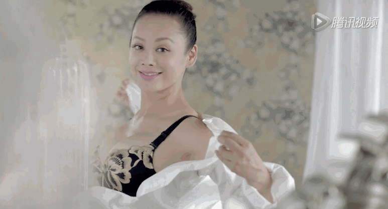 如今剪着飒气超短发的"大姐大"宁静,也曾拍过性感的内衣广告.