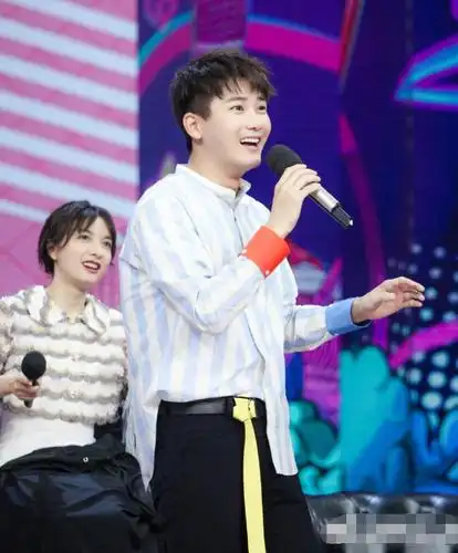 《快本》熊梓淇4个造型,前3张笑容明媚,最后1张才是帅到窒息