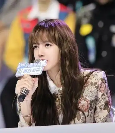 原来发型真的影响颜值!没了铁刘海的lisa,网友评论:神似蒋雯丽