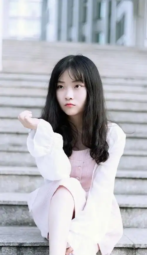 皮肤白皙五官秀气的女孩