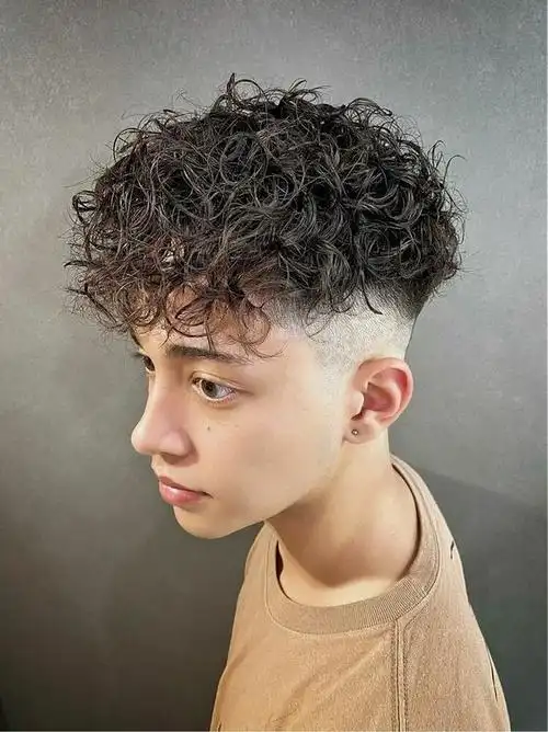 男士发型新风尚:两侧铲短头顶烫卷卷|卷发|脸型|时尚品味_网易订阅