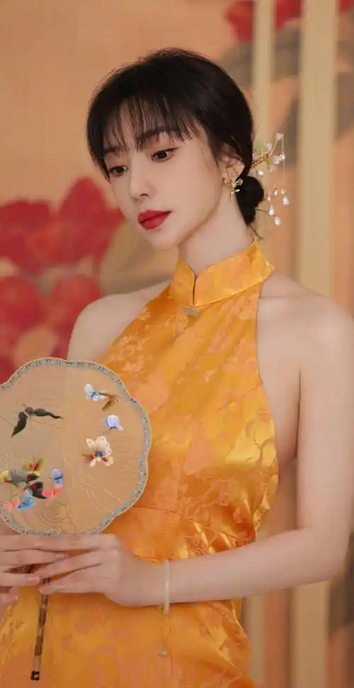 柳岩露背着旗袍,掩饰不住顶级的气质,她美丽归来了_风格_时尚_清新