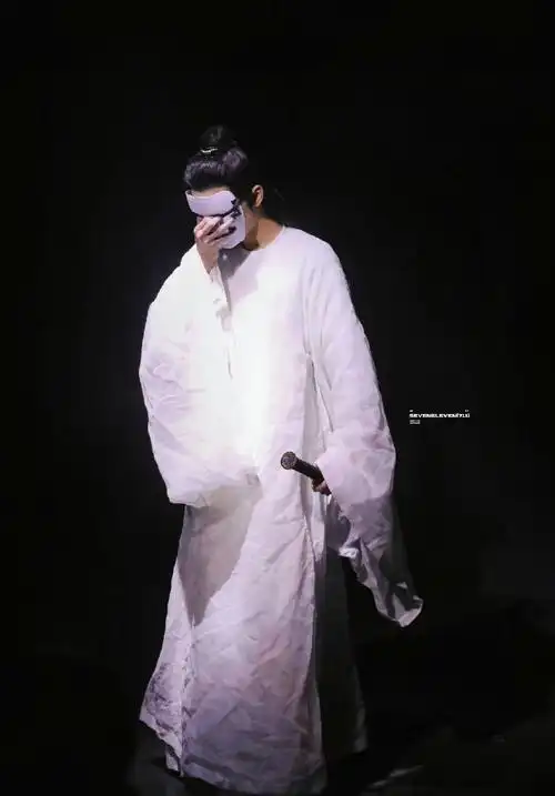 严浩翔的古装#严浩翔北电汇演饰演太子无鸾,白衣古装造型你觉得悦么