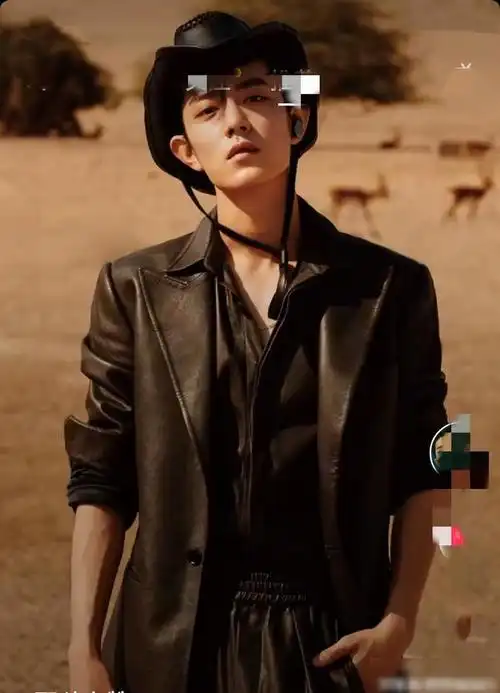 肖战时尚芭莎杂志来袭一身黑色皮衣酷劲十足真是行走的衣服架子