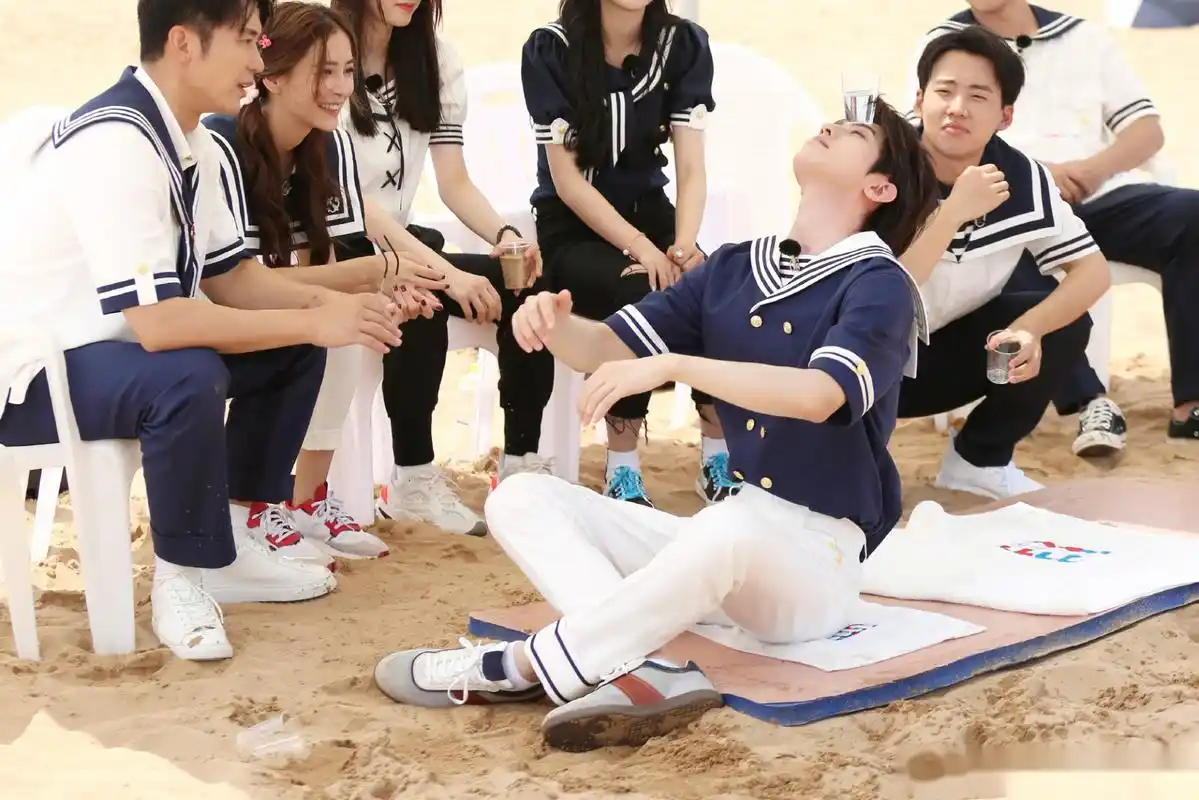 蔡徐坤《奔跑吧》高清剧照来啦蓝色水手服也太嫩了吧,今天是可爱小葵