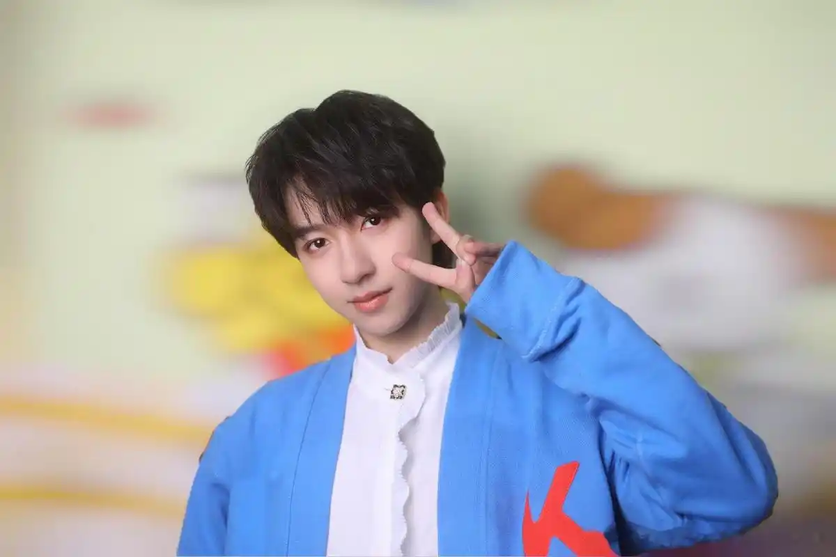 贺峻霖蓝色针织开衫造型随拍穿蓝色开衫的小贺对着镜头乖巧比耶!